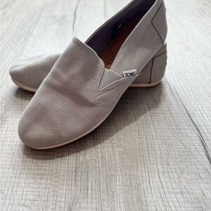 TOMS Women's Light Gray Canvas Loafers